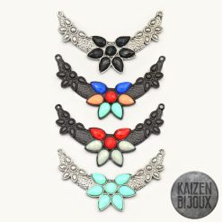 Collar con base floreada.