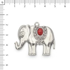 Elefante con piedra roja