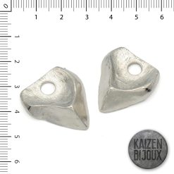 Dije escudo con relieve de 22mm