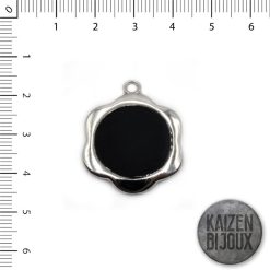 Dije Flor lisa esmaltada negro.