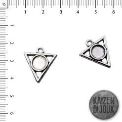 Dije Triangulo con base