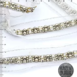 Galon Bordado Bolitas y Strass base blanca