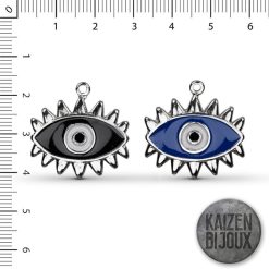 Ojo turco con pestañas